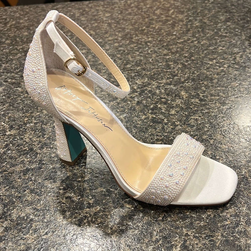 Betsey Johnson SB-Dani Ivory / Pearl size 8 heeled shoes